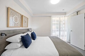 2 bedrooms, iron/ironing board, WiFi, bed sheets - Beachside 2-Bed with Pools, Gym, BBQ and Parking (Alexandra Headland)