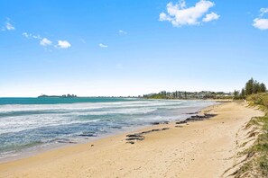 On the beach - Beachside 2-Bed with Pools, Gym, BBQ and Parking (Alexandra Headland)