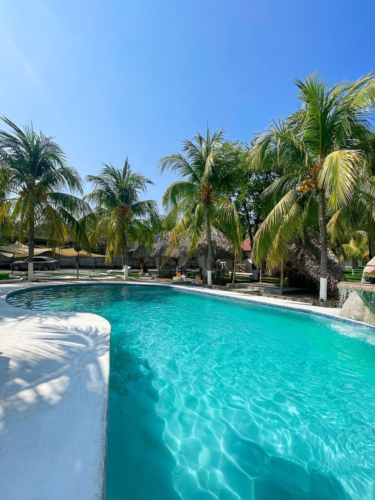 2 hồ bơi ngoài trời 