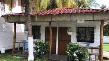 Habitación económica doble, 1 cama doble, vistas al jardín | Wifi gratis y ropa de cama