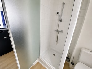 Dusj, hårføner, håndklær og såpe