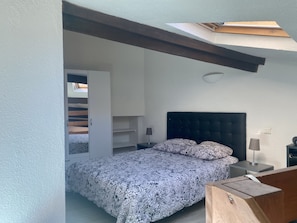 1 chambre, bureau, fer et planche à repasser, Wi-Fi