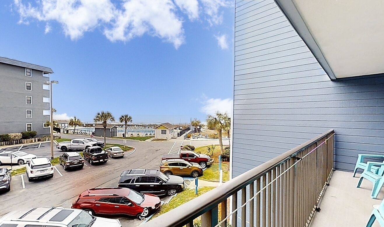 Comfy condo with balcony, ocean view, pools, lazy river, gym & beach access