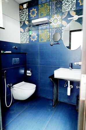Camera Deluxe, vista città | Bagno | Doccia, doccia idromassaggio, set di cortesia gratuito, asciugacapelli