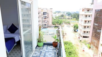 Deluxe Room, 1 Queen Bed, City View | Balcony view