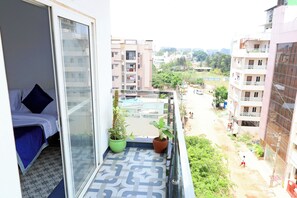 Deluxe Room, 1 Queen Bed, City View | Balcony view