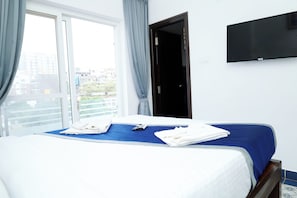 Habitació Deluxe, 1 llit de matrimoni, vistes a la ciutat | Llençols italians de la marca Frette i roba de llit d'alta qualitat