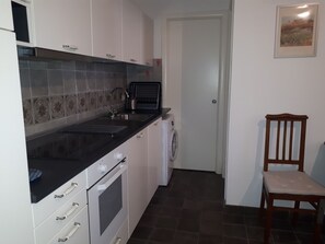 ثلاجة، فرن، موقد طهي مسطح، غلّاية كهربائية