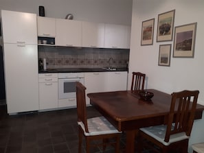 Fridge, oven, stovetop, electric kettle - In the heart of the Spanish quarters (Napoli)