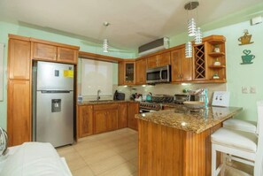 Kjøleskap, mikrobølgeovn, ovn og kokeplater