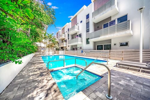 Pool+Hot Tub+Sauna+Gym! 1 Minute Walk To Beach!
