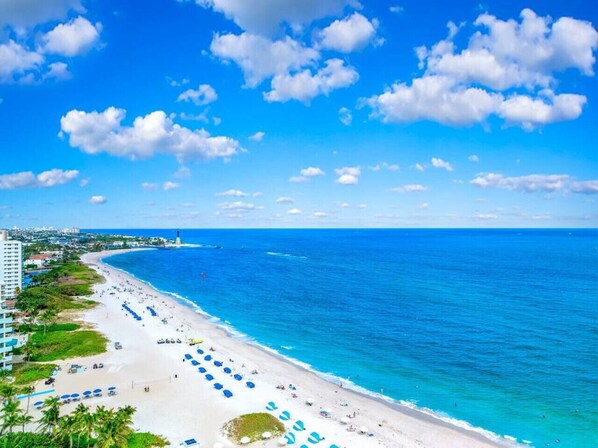 In Strandnähe, Liegestühle, Strandtücher