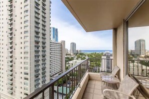 Property grounds - Spacious 2bd/2br with ocean and panoramic views! (Honolulu)