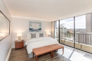 2 bedrooms, in-room safe, desk, iron/ironing board - Spacious 2bd/2br with ocean and panoramic views! (Honolulu)