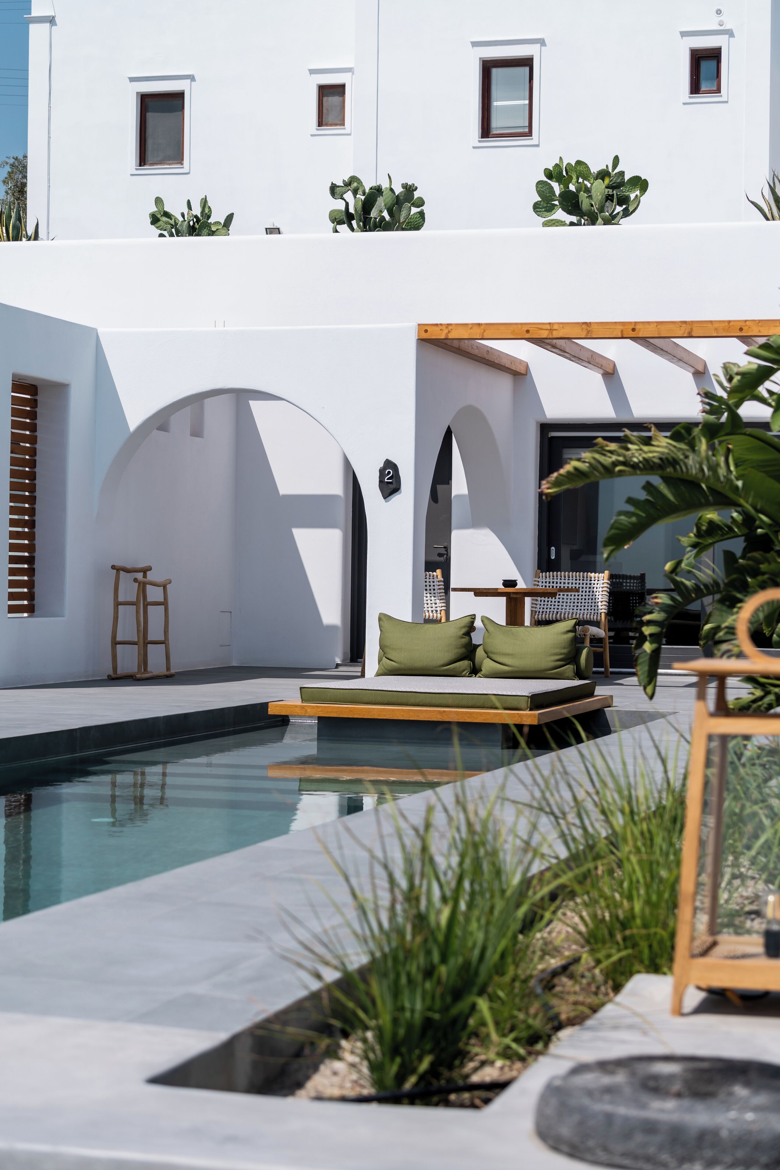 Una piscina al aire libre de temporada, tumbonas