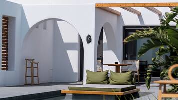 Una piscina al aire libre de temporada, tumbonas