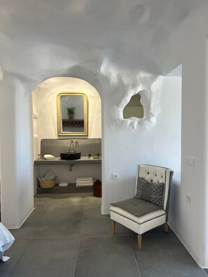 Lifestyle One Bedroom Villa with Private Heated Pool | Bathroom