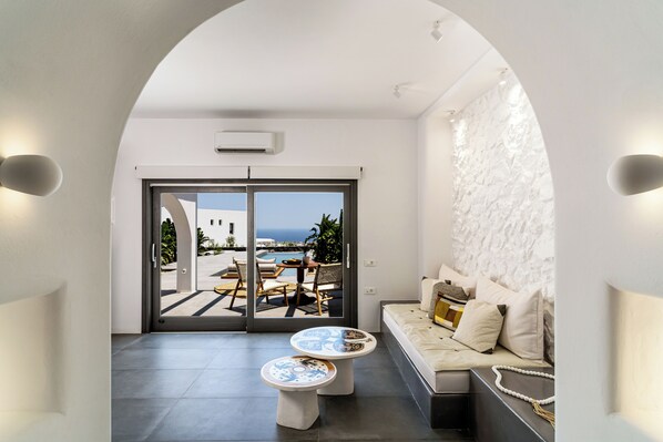 Minibar, in-room safe, blackout curtains, soundproofing -  Numa Santorini (Santorini)
