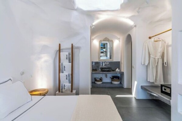 Signature Villa | Minibar, in-room safe, blackout curtains, soundproofing -  Numa Santorini (Santorini)