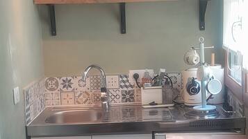 Réfrigérateur, micro-ondes, plaque de cuisson, cafetiÚre/bouilloire