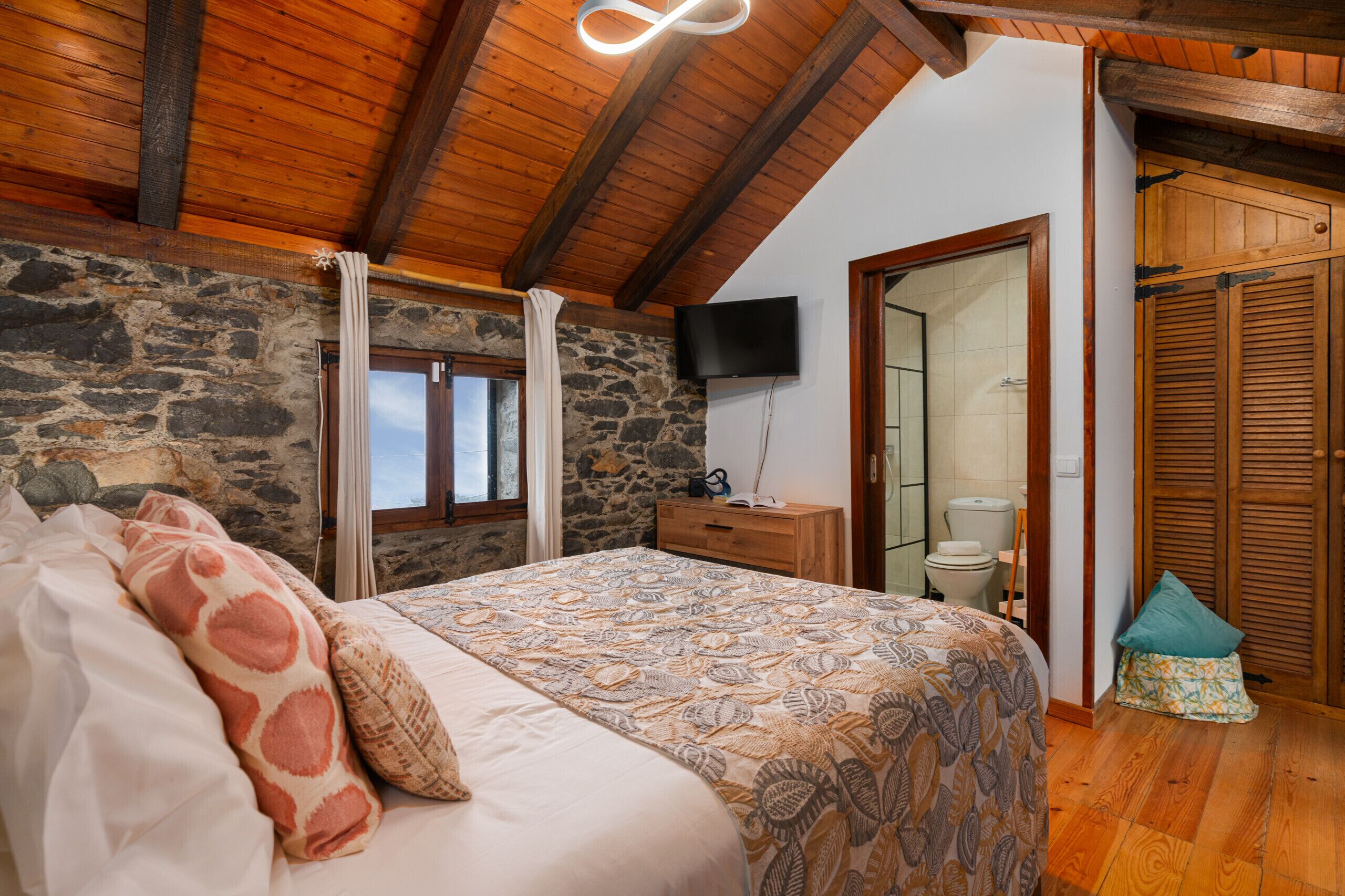 2 habitaciones, tabla de planchar con plancha y cuna de viaje 