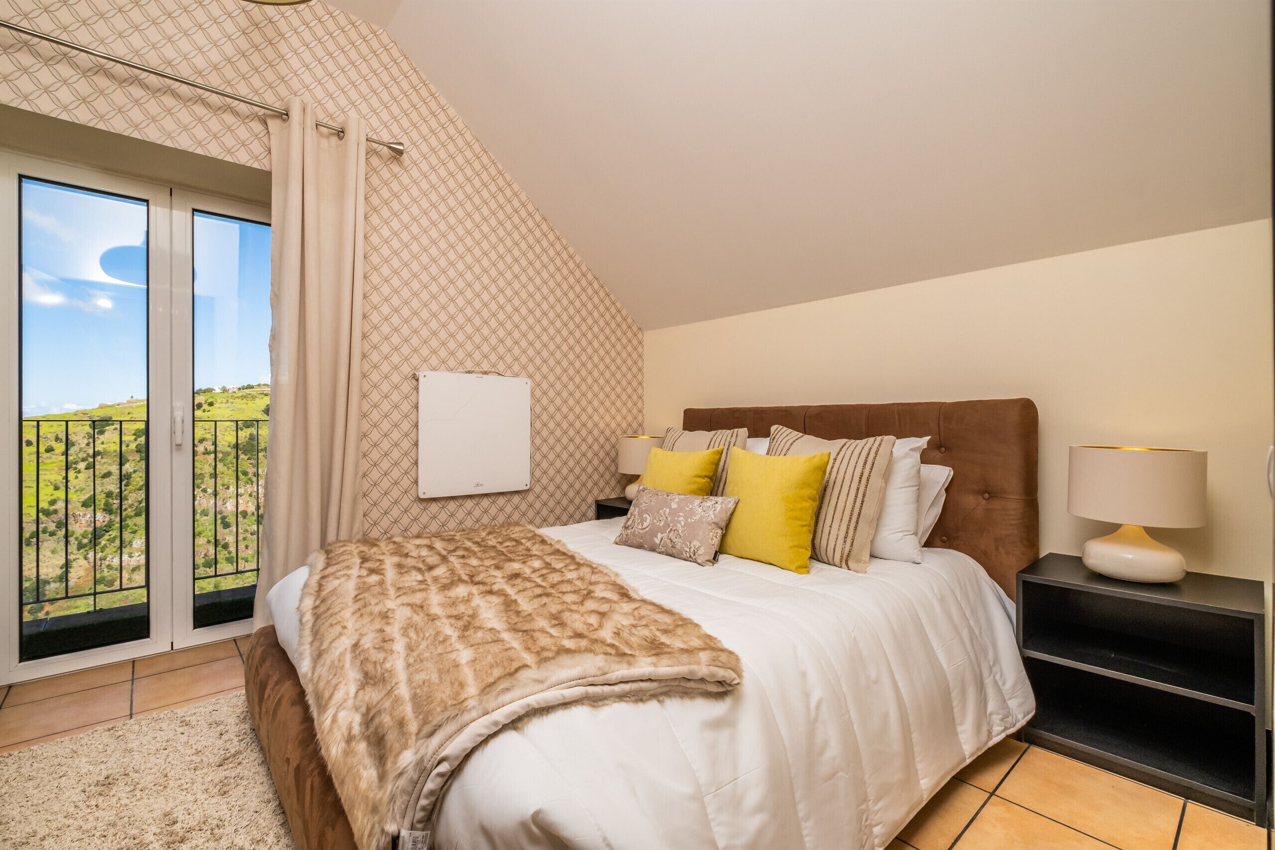 2 slaapkamers, een strijkplank/strijkijzer, reisbedje, gratis wifi
