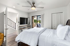 2 bedrooms, desk, iron/ironing board, WiFi - Villa Villorrio - Vibrant 2-Story Condo Near Downtown Palm Springs (Palm Springs)