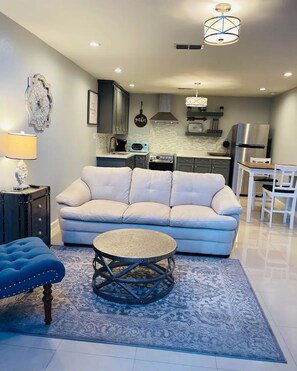 Smart TV, fireplace - Cozy loft Centrally Located 1 Bedroom Loft with Gated Pool and Wifi (Brownsville)