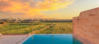 Sunset Serenity - Four Bedroom Villa, Sleeps 9