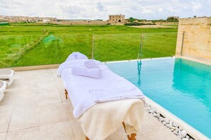 Pool - Sunset Serenity - Four Bedroom Villa, Sleeps 9 (San Lawrenz)