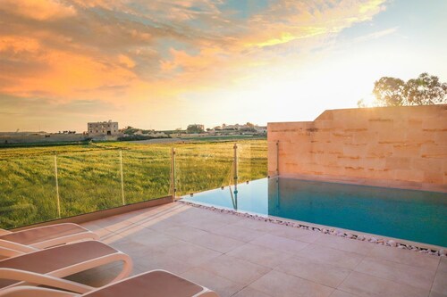 Sunset Serenity - Four Bedroom Villa, Sleeps 9