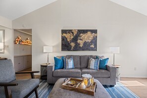 TV, fireplace, offices - Lookin' and Feelin' Good in Georgetown - Long stays / Pets / Office (Georgetown)