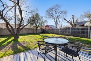 Outdoor dining - Lookin' and Feelin' Good in Georgetown - Long stays / Pets / Office (Georgetown)