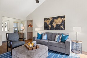 TV, fireplace, offices - Lookin' and Feelin' Good in Georgetown - Long stays / Pets / Office (Georgetown)