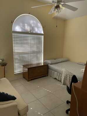 3 bedrooms, WiFi - Cute cottage looking 3 bedroom house. (St. Petersburg)