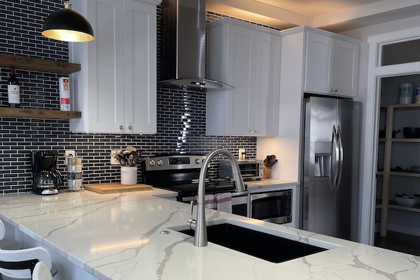 Modern, fully furnished kitchen with all cookware, storage & serviceware