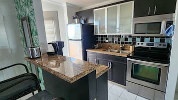 Réfrigérateur, micro-ondes, four, cafetière/bouilloire