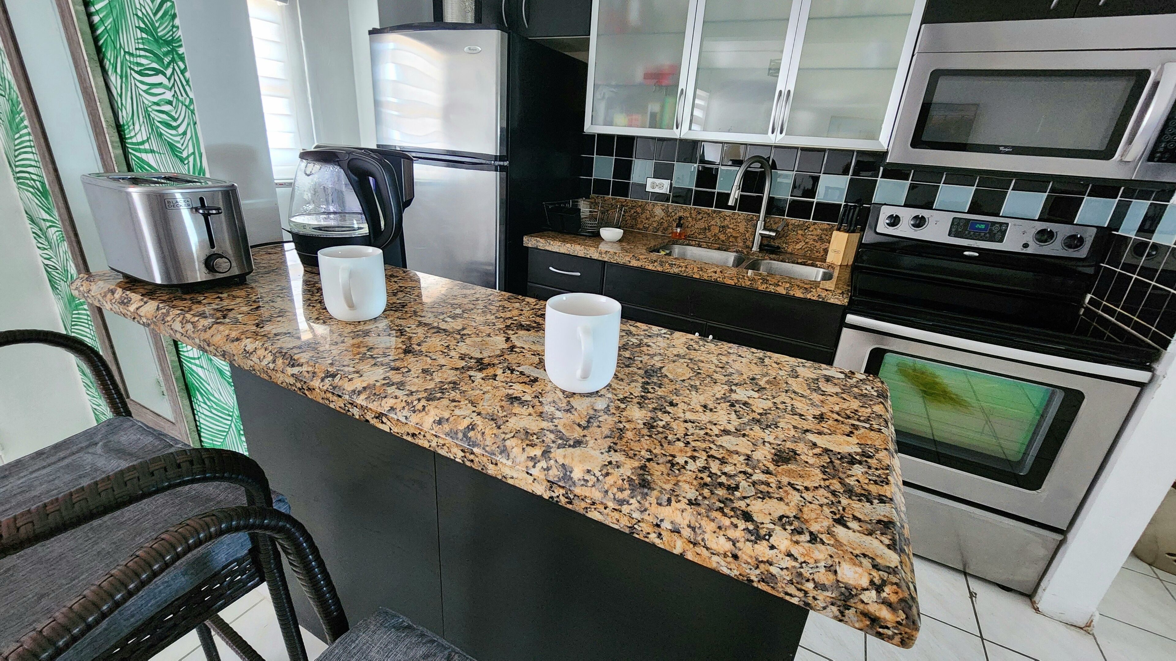 Frigorífico, microondas, horno y cafetera o tetera
