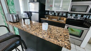 Refrigerador, microondas, horno y cafetera y tetera 