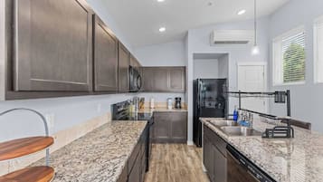 Geladeira, micro-ondas, fogão, cooktop