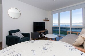 Apartment, Meerblick | Wohnbereich | Flachbildfernseher