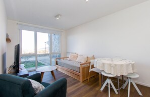 Apartamento, vista para o oceano | Área de estar | TV de tela plana