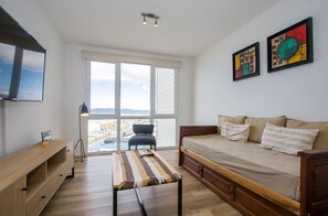 Apartemen Standar | Area keluarga | TV layar datar