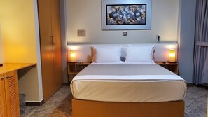 Hypo-allergenic bedding, free WiFi, bed sheets