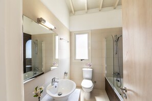 Baignoire, sèche-cheveux, serviettes fournies