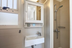 Badekar, hårtørrer, håndklæder