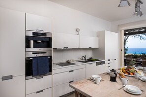 Kühlschrank, Mikrowelle, Ofen, Geschirrspüler