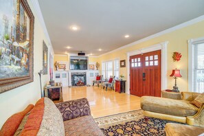 TV, bøker og kontorer