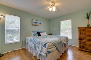 2 bedrooms, desk, iron/ironing board, travel cot - Canal-Front Retreat in Crystal River! (Crystal River)