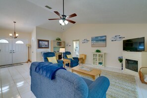 TV, fireplace, books - Canal-Front Retreat in Crystal River! (Crystal River)